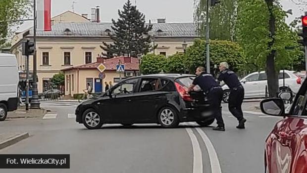 Strażnicy Miejscy Pomogli Kierowcy Któremu Zepsuł Się Samochód W Centrum Wieliczki Wieliczka City 7215